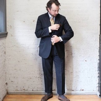 С чем носить зелено-желтый галстук с принтом мужчине