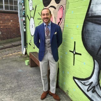 С чем носить зелено-желтый галстук с принтом мужчине