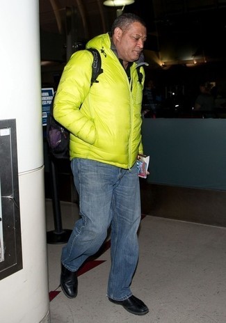 Как носить зелено-желтую куртку-пуховик с темно-синими джинсами мужчине