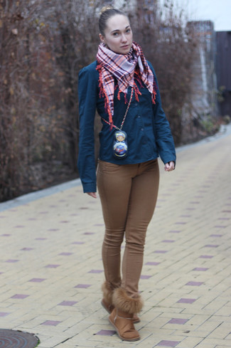 С чем носить зелено-желтый шарф женщине