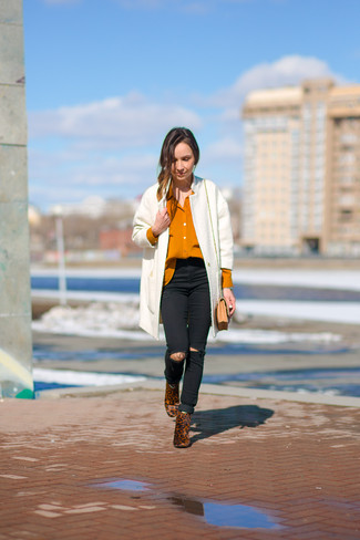 С чем носить зелено-желтую рубашку женщине