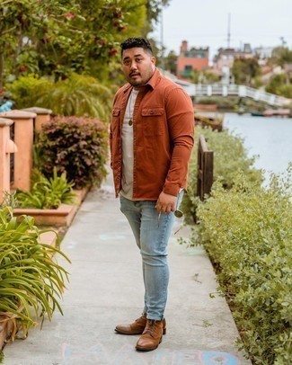 С чем носить зелено-желтую рубашку мужчине