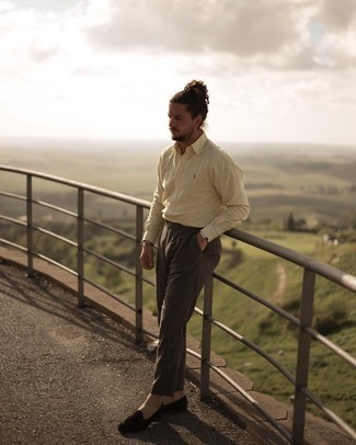 С чем носить зелено-желтую рубашку мужчине