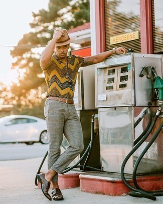 С чем носить зелено-желтую рубашку мужчине