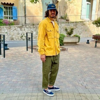 С чем носить зелено-желтую рубашку мужчине