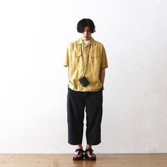 С чем носить зелено-желтую рубашку мужчине