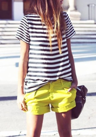 С чем носить зелено-желтые шорты женщине