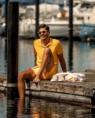 С чем носить зелено-желтые шорты мужчине