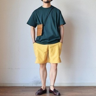 С чем носить зелено-желтые шорты мужчине