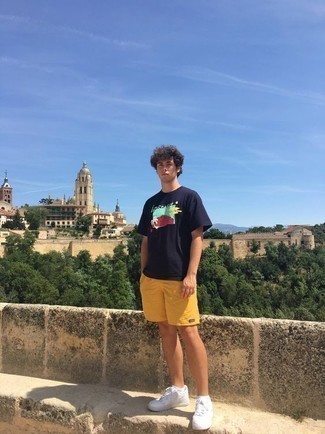 С чем носить зелено-желтые шорты мужчине