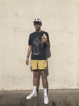 С чем носить зелено-желтые шорты мужчине