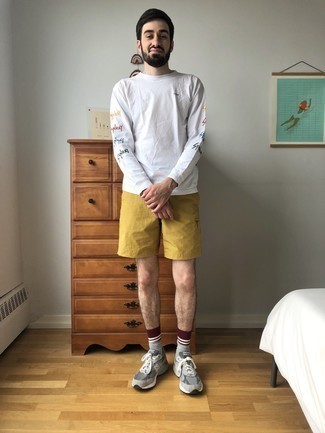 С чем носить зелено-желтые шорты мужчине