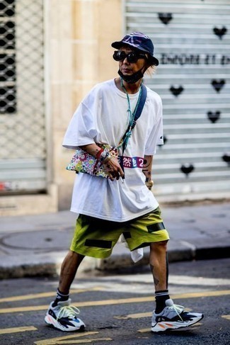 С чем носить зелено-желтые шорты мужчине
