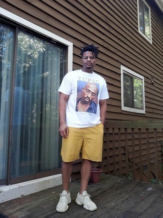 С чем носить зелено-желтые шорты мужчине