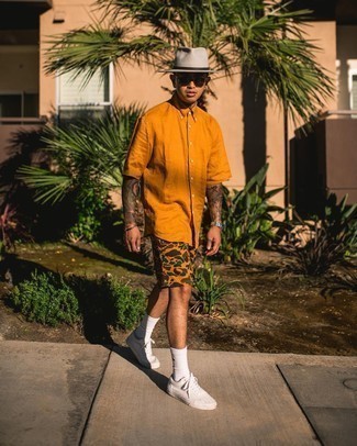 С чем носить зелено-желтые шорты мужчине