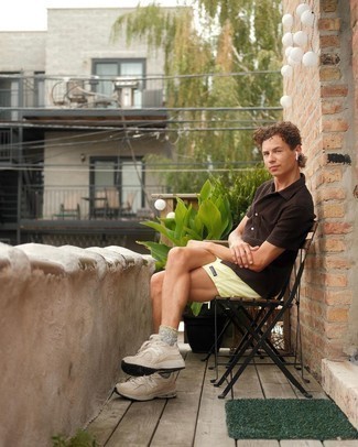 С чем носить зелено-желтые шорты мужчине