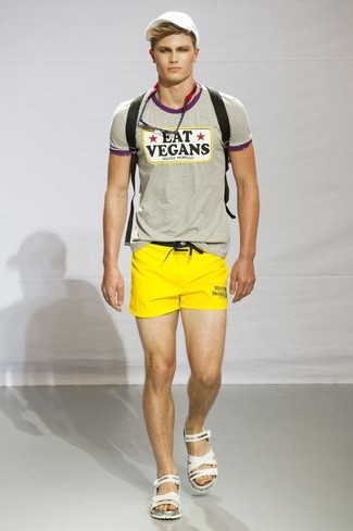 Какие сандалии носить с зелено-желтыми шортами мужчине