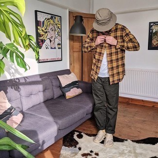 С чем носить зелено-желтые носки мужчине