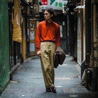 С чем носить зелено-желтый свитер мужчине