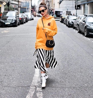 С чем носить зелено-желтый свитер женщине