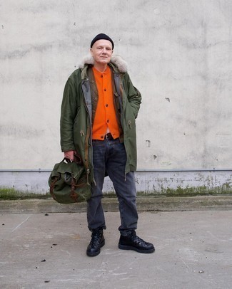 С чем носить зелено-желтый свитер мужчине