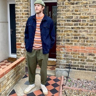 С чем носить зелено-желтую футболку мужчине