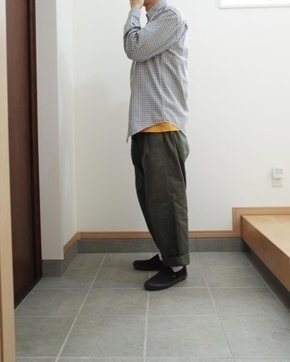 С чем носить зелено-желтую футболку мужчине