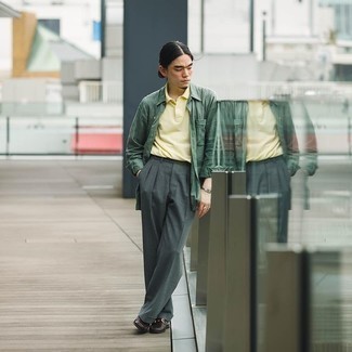 С чем носить зелено-желтую футболку мужчине