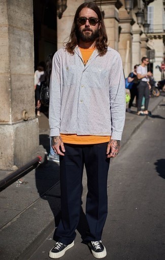 С чем носить зелено-желтую футболку мужчине