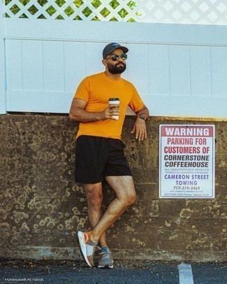 С чем носить зелено-желтую футболку мужчине