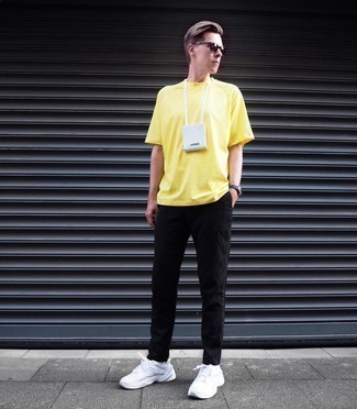 С чем носить зелено-желтую футболку мужчине