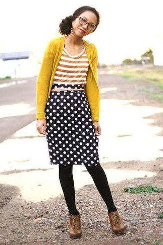 С чем носить зелено-желтую футболку женщине