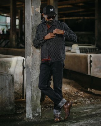 С чем носить зелено-желтую футболку мужчине