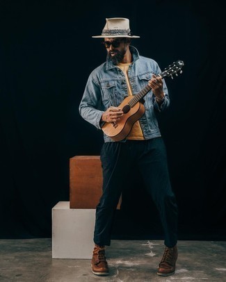 С чем носить зелено-желтую футболку мужчине