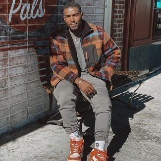 С чем носить зелено-желтый свитер на молнии мужчине