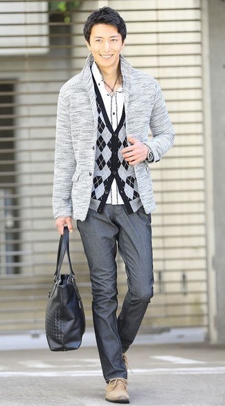 С чем носить серый кардиган с ромбами мужчине