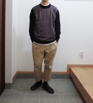 С чем носить серый свитер с круглым вырезом с ромбами мужчине