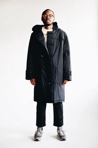 Как носить серые кроссовки с черными брюками чинос