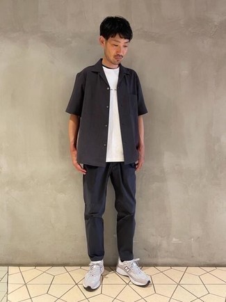 Как носить серые кроссовки с черными брюками чинос