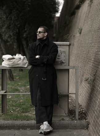 Как носить серые кроссовки с черным длинным пальто