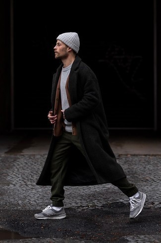 Как носить серые кроссовки с черным длинным пальто