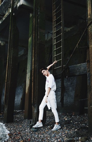 Какие вязаные свитера носить с серыми кроссовками мужчине