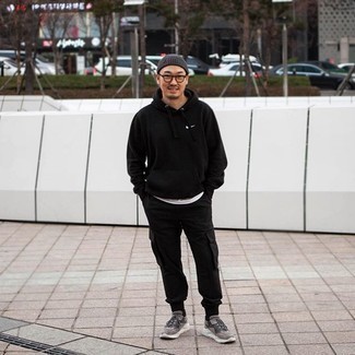 Какие брюки карго носить с серыми кроссовками