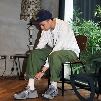 Какие брюки карго носить с серыми кроссовками