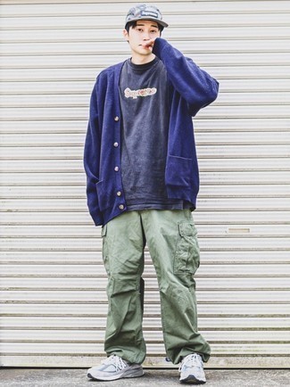 Какие брюки карго носить с серыми кроссовками