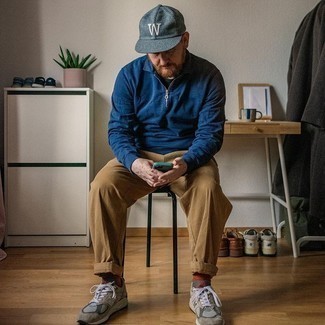 Какие брюки чинос носить с серыми кроссовками