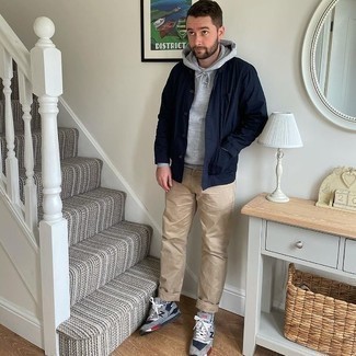 Какие брюки чинос носить с серыми кроссовками