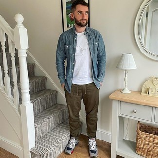 Какие брюки чинос носить с серыми кроссовками