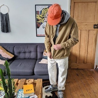 Какие брюки чинос носить с серыми кроссовками