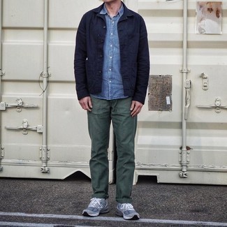 Какие брюки чинос носить с серыми кроссовками